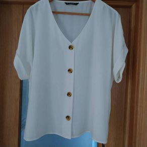 New Ladies Ivory top, brand new with tags.