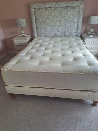 Double bed with headboard