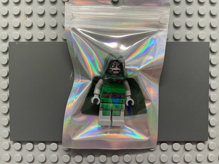 lego super heroes sh0052 Dr. Doom minifigure