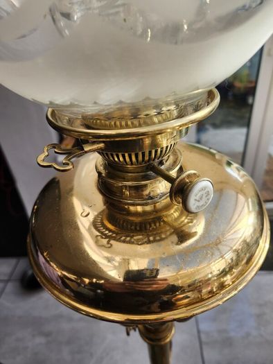 Fantastic victorian brass oil lamp . extends to 2m.
