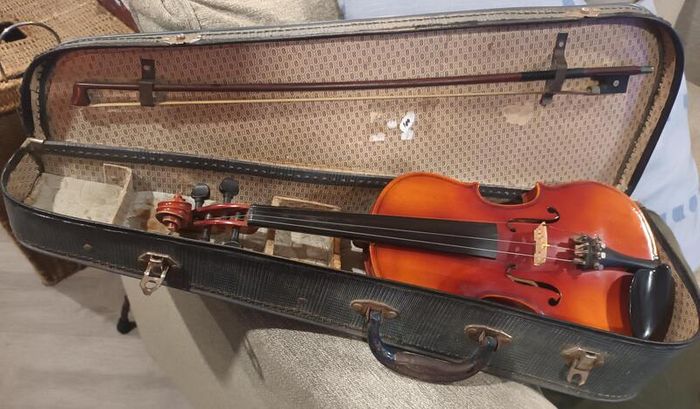 3/4 Violin with Bow & Case