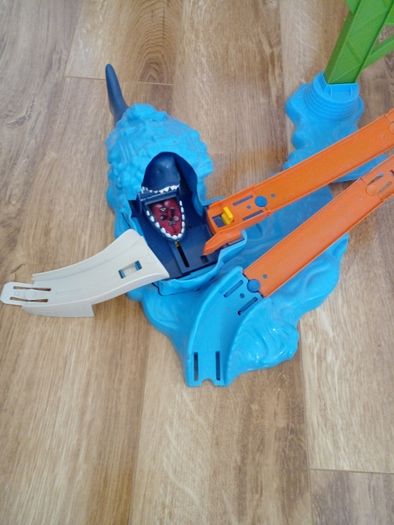 Hot Wheels Ultimate Garage Shark Attack Playset