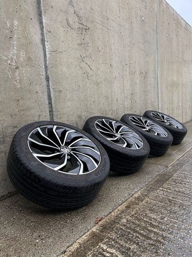 Genuine Volkswagen R-Line Ventura  17" Alloys & Tyres - Like New, Good Year Tyres