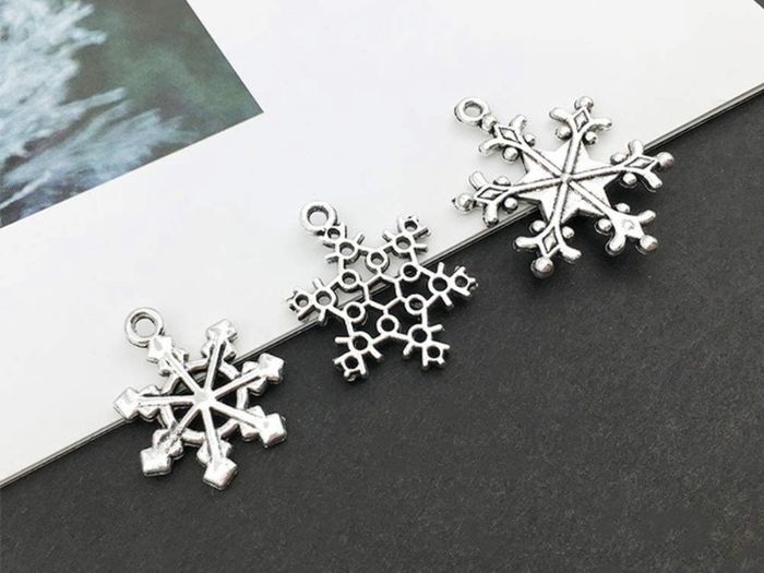 Snowflake Charm, 70 Pieces Mixed Snowflake Pendants Antique Silver Snowflake Charms Christmas Jewelry Making (FREE POSTAGE)