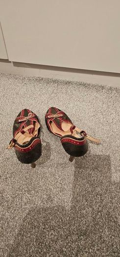 Ladies shoes