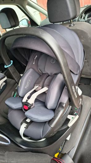 maxi Cosi pearl 360 car seat and base