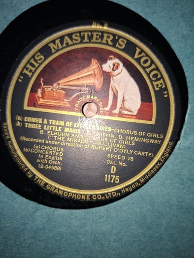 His Master's Voice record album for Gilbert & Sullivan's The Mikado. around 1926 or 1927 The set features 12" 78 RPM shellac records