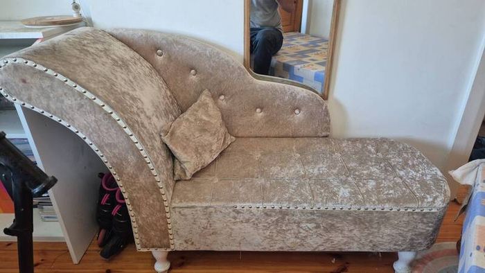 chaise lounge