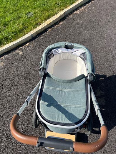 Uppababy Vista V2 Emmett Green with EUR260 accessories