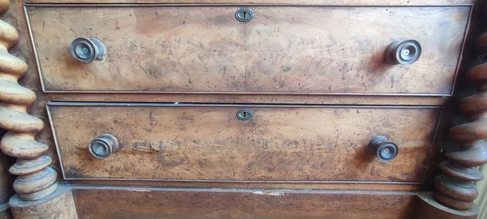 Chest of drawers