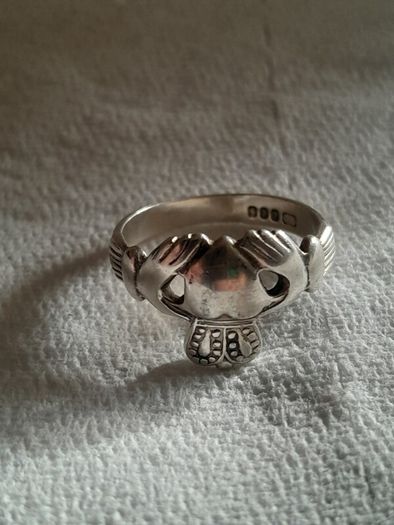 silver claddagh ring