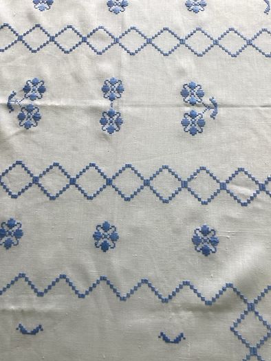 Vintage tablecloth plus 6 matching napkins.