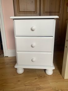 2 white bedside lockers