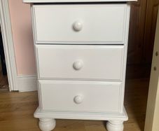 2 white bedside lockers