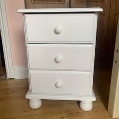 2 white bedside lockers