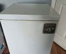 Essentials Chest Freezer 95L