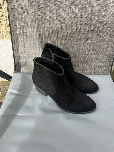 Ladies boots size 4 like new