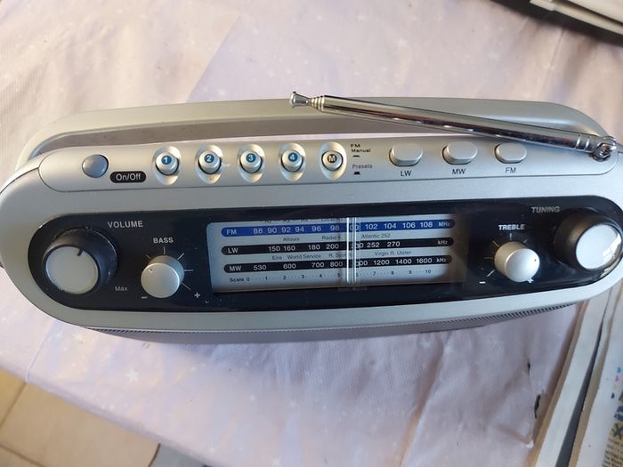 ROBERTS Classic 928, 3 Band Portable Radio with 4 FM Station Presets, Excellent condition, works perfect