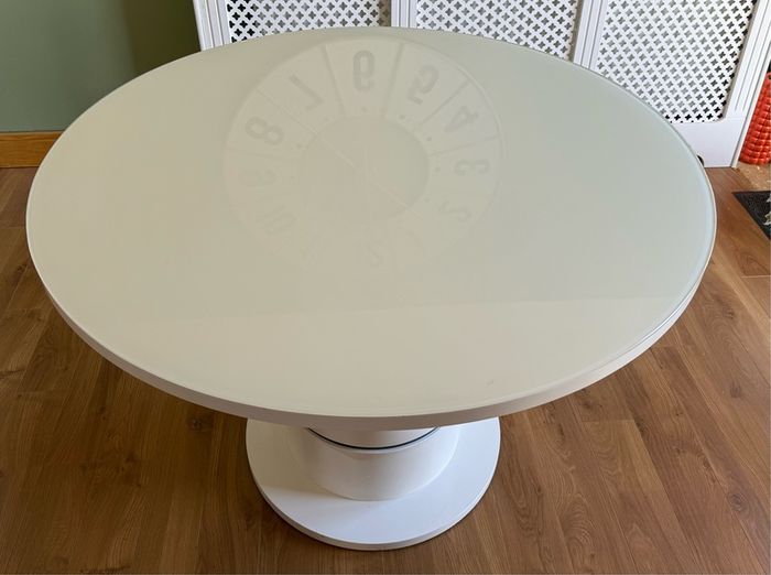 White Round  table