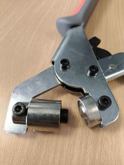 Grommet Eyelet Pliers works only with 10mm eyelets