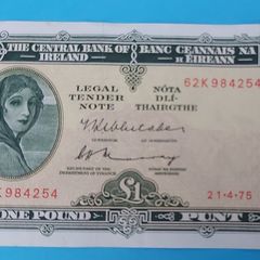 Irish 1975 Lady Lavery One pound banknote in Extremley Fine