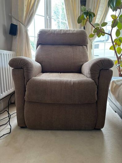 Dual motor riser recliner armchair
