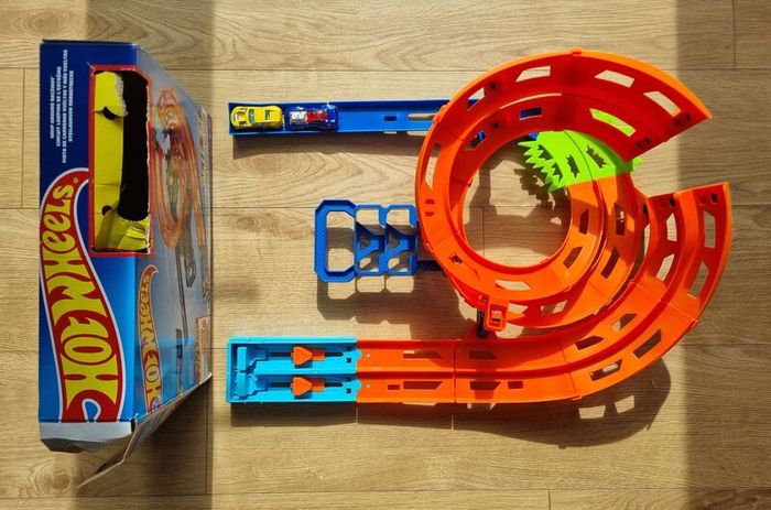 Hot Wheels Circuit Looping Whip Around Raceway Track 2 Diecast Cars
