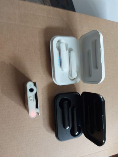 Few smal electronic gadgets, working great, MP3 player and 2 wireless earphones with chargers