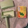 vintage boxed bakelite razor, see my other vintage razor's Image 2