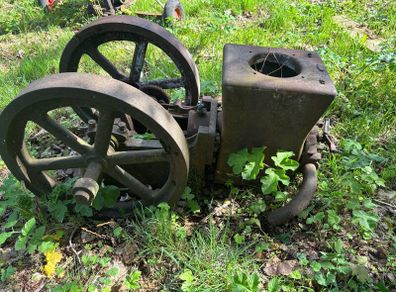 Vintage stationary engine with WICO ignition