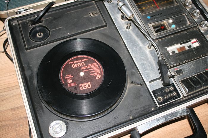 Vintage Sanyo Portable Briefcase Stereo Music Centre MODEL G - 2615N (in working order)