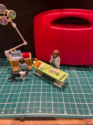 PLAYMOBIL 5653 Case City Life Collectable Small Vet Carry Case Vet Animals Kids