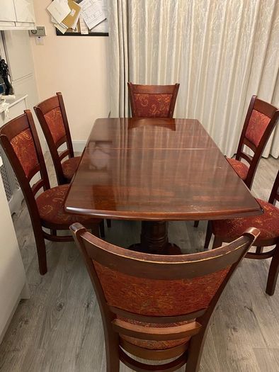 Mahogany style extending table plus 6 chairs.