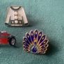 3 small vintage brooches Image 4