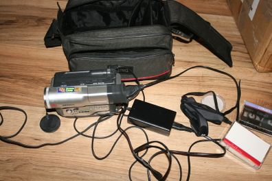 Samsung VP-W60 PAL 8 8mm Video Camera Kit 500x digital zoom (in working order)