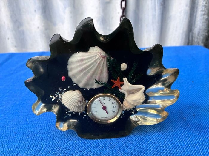 Vintage inclusion sea shell thermometer