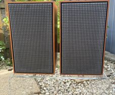 Absolutely mint compact Grundig HiFi Box 206 speakers. Top quality construction - speaker weighs 4.6kg. Immaculate walnut veneer. They sound lovely. Ideal for a small to medium rooms.