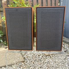 Absolutely mint compact Grundig HiFi Box 206 speakers. Top quality construction - speaker weighs 4.6kg. Immaculate walnut veneer. They sound lovely. Ideal for a small to medium rooms.
