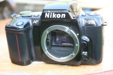 Nikon F-601 35mm SLR Camera Analog SLR F 601 Case Body F Mount Tested (batteries need to be replaced)
