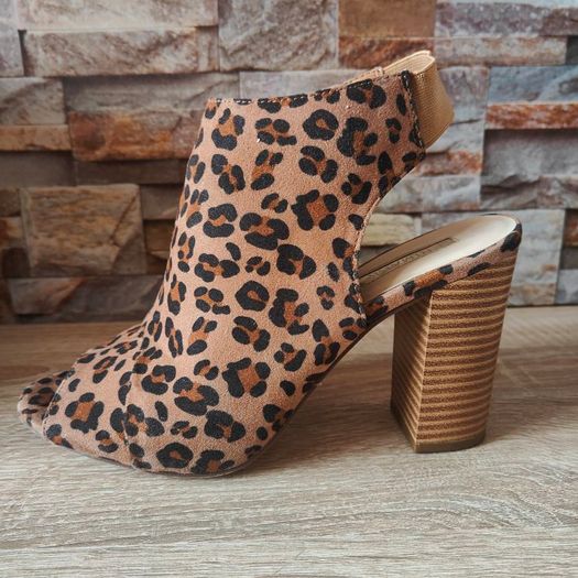 Leopard print sandals, size 6
