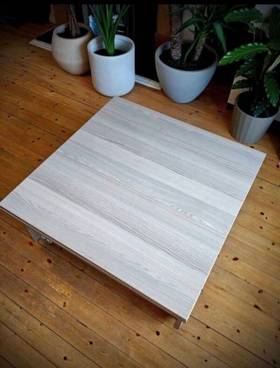 Extendable coffee table