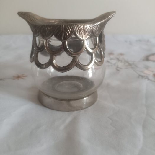 Tea light candle holder