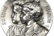 Medal Family, Children, Simone And Manon, Au