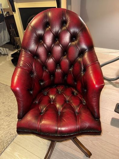 Chesterfield Swivel office chair - Mint condition