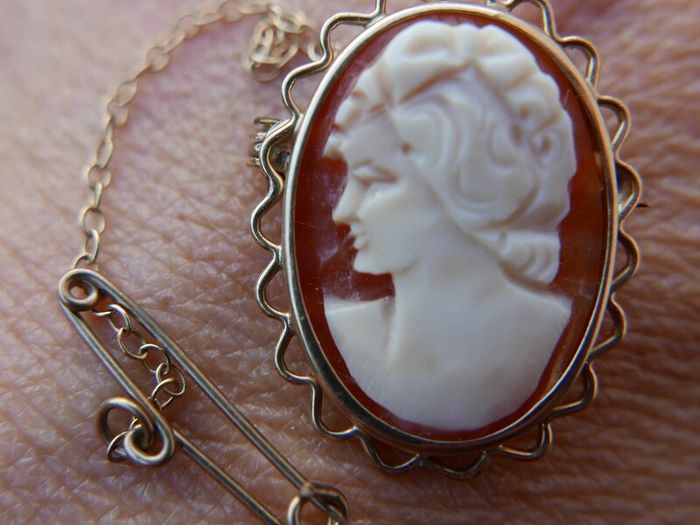 Vintage 9ct Gold 375 and Shell Cameo Brooch. 2,9g