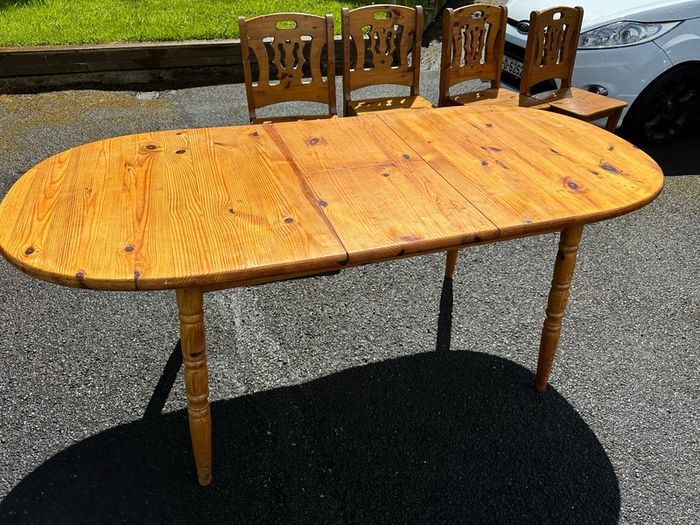 Dining Room Table & Chairs