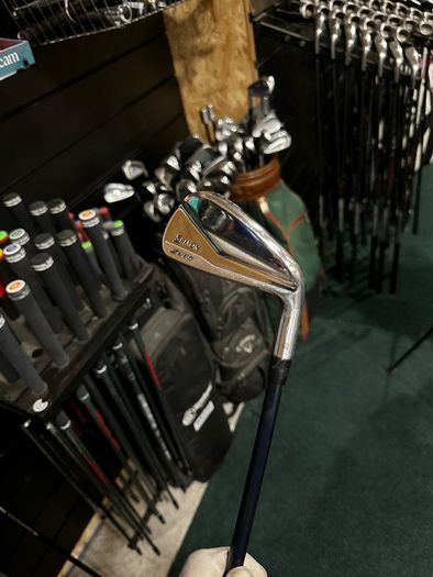 Srixon zu85 2 iron