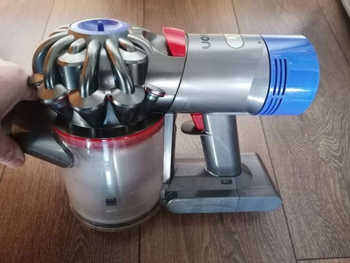 Dyson v8