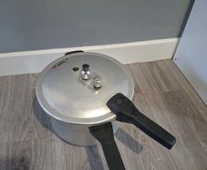 Aluminium pressure cooker  9liter