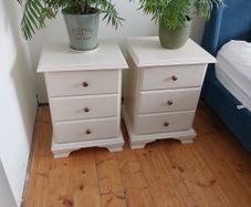 2 bedside lockers